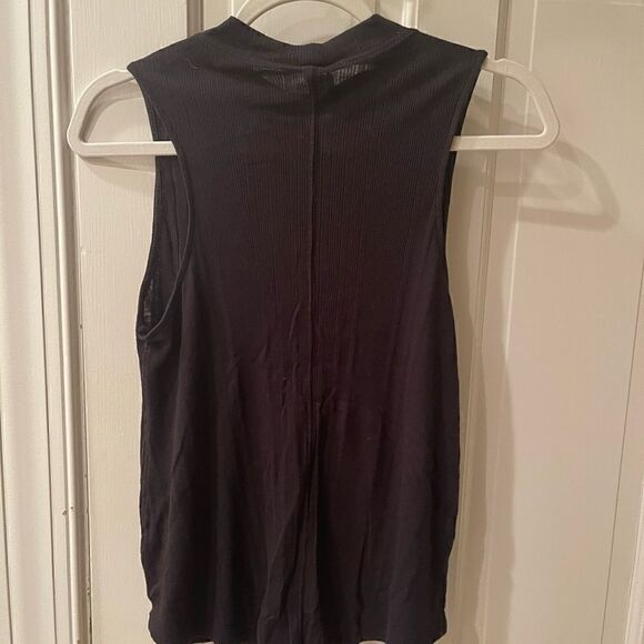 Free People "we the free" Key Hole Tank Top size XS! In excellent condition - Picture 3 of 3